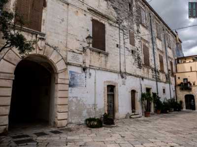 Accanto si trova il Palazzo Marchesale dei Nicolai...